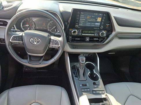Used 2022 Toyota Highlander XLE image 16