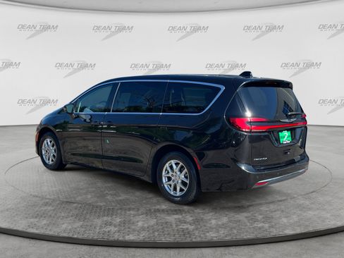 Used 2023 Chrysler Pacifica Touring-L FWD image 5