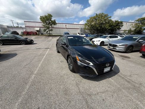 Used 2024 Nissan Altima 2.5 SV w/ SV Premium Package AWD/4WD image 1