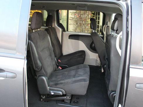 Used 2019 Dodge Grand Caravan SE FWD image 11
