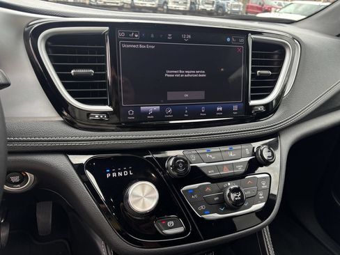 Used 2025 Chrysler Pacifica Limited FWD image 16