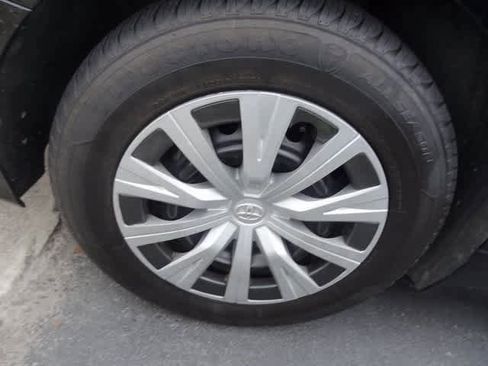 Used 2018 Toyota Camry LE image 20