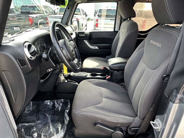 Used 2017 Jeep Wrangler Sahara w/ Connectivity Group AWD/4WD image 15