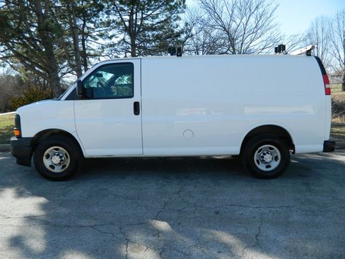 Used 2017 Chevrolet Express 2500 image 4