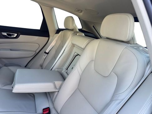 Certified 2024 Volvo XC60 B5 Ultimate w/ Protection Package Premier AWD/4WD image 27