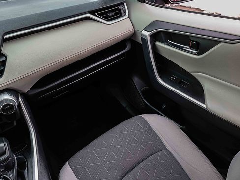 Used 2019 Toyota RAV4 XLE image 18