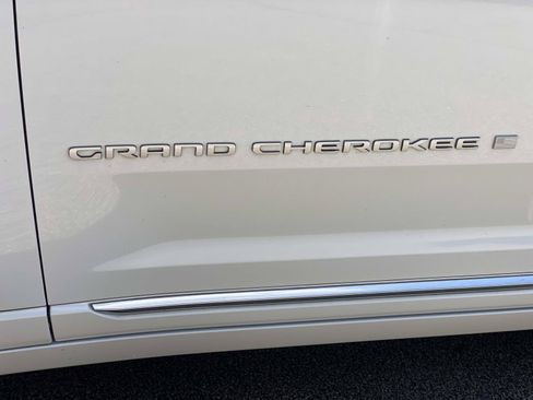 Used 2025 Jeep Grand Cherokee Summit w/ Luxury Tech Group V AWD/4WD image 15