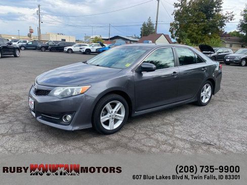 Used 2013 Toyota Camry SE w/ Preferred Accessory Pkg FWD image 3