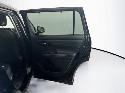 Used 2022 Toyota Highlander XLE FWD image 31