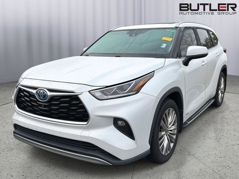 Used 2022 Toyota Highlander Platinum image 2