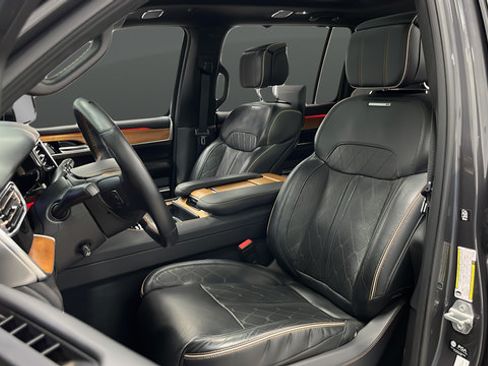 Used 2022 Jeep Grand Wagoneer Series III w/ Rear Seat Video Group 1 AWD/4WD image 9