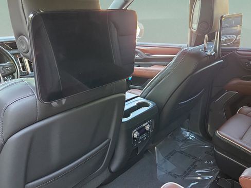 Used 2023 GMC Yukon Denali Ultimate AWD/4WD image 12