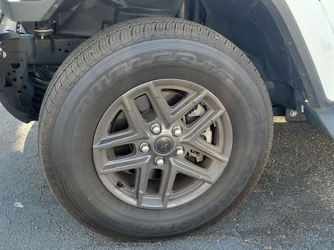 Used 2024 Jeep Gladiator Sport image 4