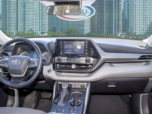 Used 2022 Toyota Highlander LE image 21