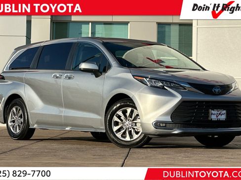 Used 2022 Toyota Sienna XLE image 1