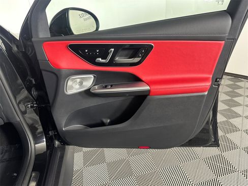 Used 2025 Mercedes-Benz GLC 300 4MATIC image 15