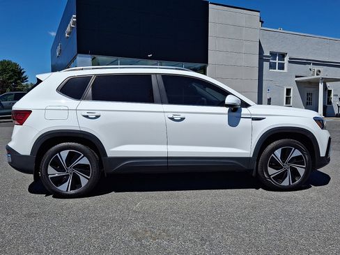 Used 2024 Volkswagen Taos SE AWD/4WD image 7
