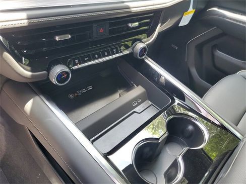 New 2025 Chevrolet Suburban Premier image 12