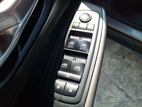Used 2019 Jeep Cherokee Latitude Plus w/ Cold Weather Group AWD/4WD image 16
