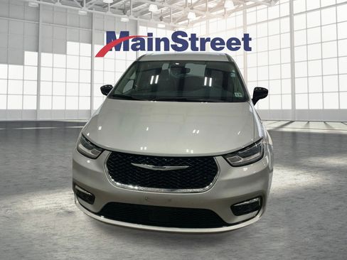 Used 2024 Chrysler Pacifica Touring-L image 8