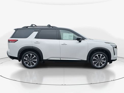 New 2026 Nissan Pathfinder Platinum image 3