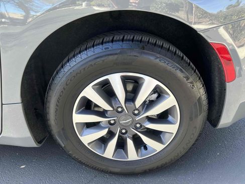 Used 2022 Chrysler Pacifica Touring-L image 80