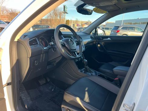 Used 2021 Volkswagen Tiguan SE w/ Panoramic Sunroof Package image 25