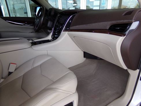 Used 2016 Cadillac Escalade Luxury AWD/4WD image 25