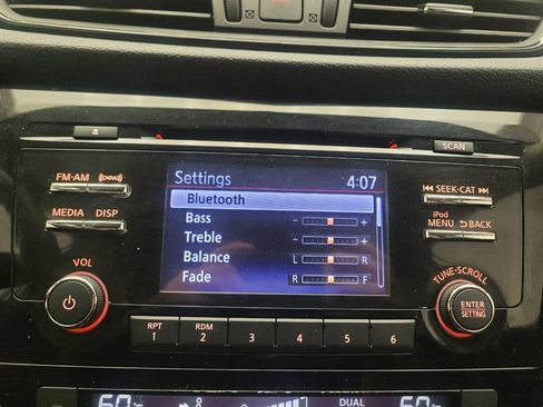 Used 2017 Nissan Rogue SV AWD/4WD image 25