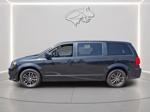 Used 2018 Dodge Grand Caravan SE FWD image 2