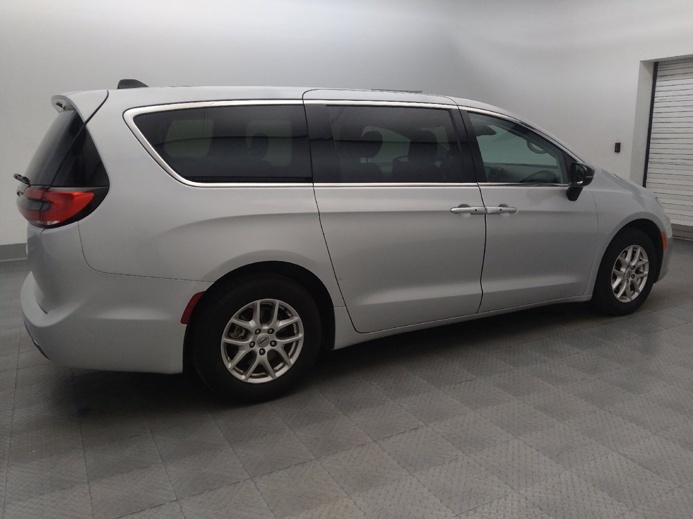 Used 2024 Chrysler Pacifica Touring-L FWD image 10