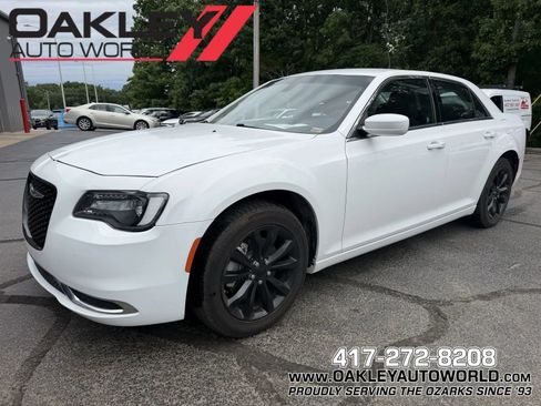Used 2022 Chrysler 300 Touring AWD/4WD image 1