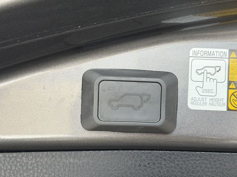Used 2013 Toyota RAV4 Limited AWD/4WD image 18