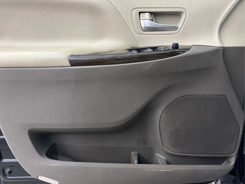 Used 2019 Toyota Sienna XLE FWD image 25