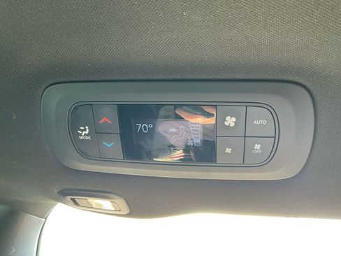 Used 2025 Chrysler Pacifica Limited image 23