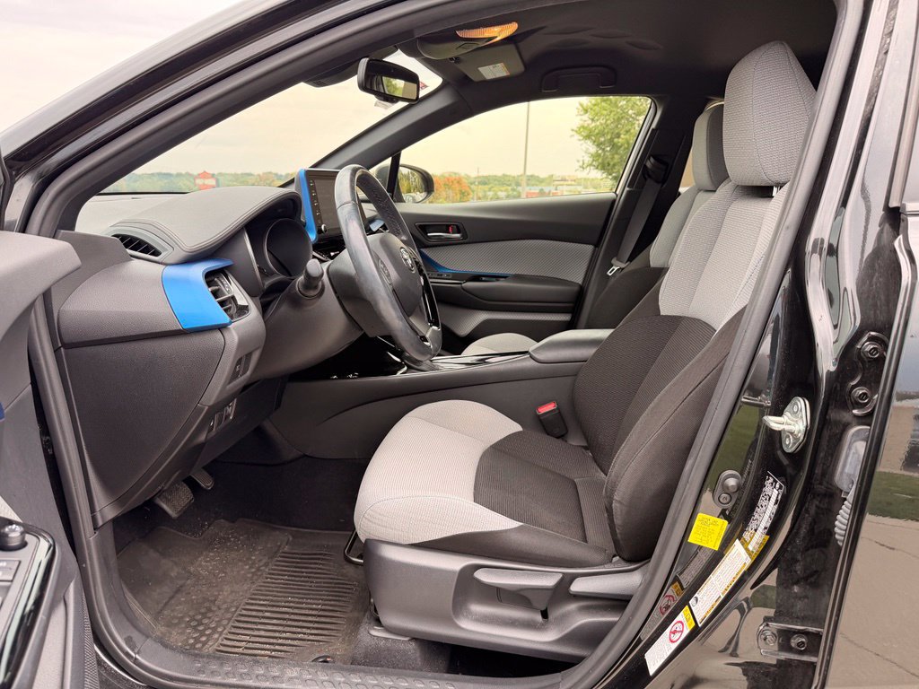 Used 2019 Toyota C-HR XLE FWD image 2