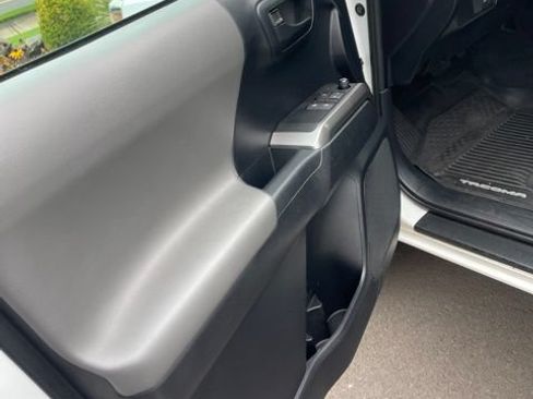 Used 2019 Toyota Tacoma SR5 AWD/4WD image 6