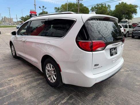 Used 2020 Chrysler Pacifica Touring-L FWD image 5