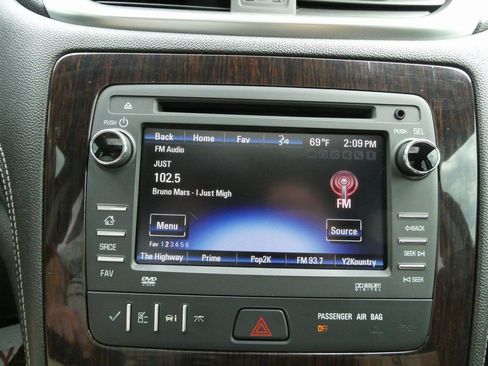 Used 2017 Chevrolet Traverse LT w/ Traveler's Package image 32