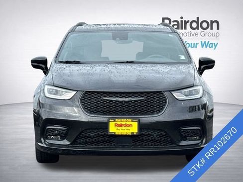 Used 2024 Chrysler Pacifica Premium FWD image 3