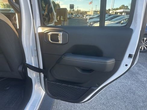 Used 2021 Jeep Wrangler Unlimited Sahara image 31