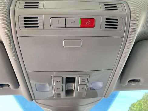 Used 2025 Volkswagen Jetta SE FWD image 17