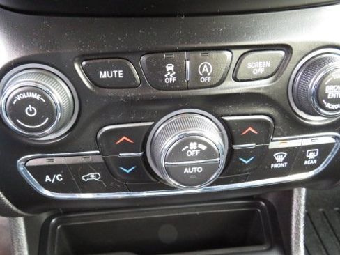 Used 2019 Jeep Cherokee Latitude Plus w/ Comfort/Convenience Group image 20