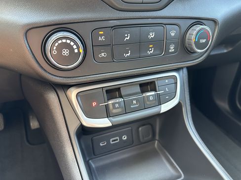 Used 2024 GMC Terrain SLE image 22