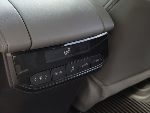 Used 2024 Toyota Highlander XLE FWD image 22