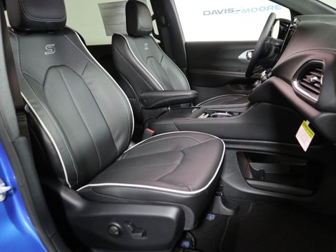 New 2026 Chrysler Pacifica Limited image 21