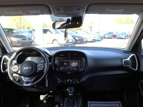 Used 2025 Kia Soul LX w/ LX Technology Package FWD image 19