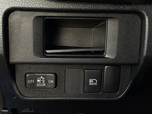 Used 2018 Toyota Tacoma SR5 image 21