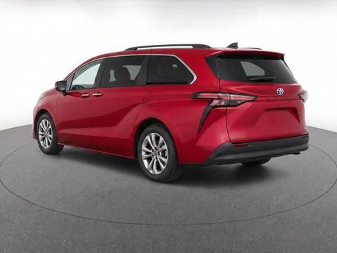 New 2026 Toyota Sienna XLE FWD image 3