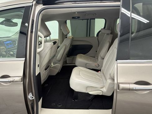 Used 2017 Chrysler Pacifica Touring-L Plus w/ Advanced Safetytec Group FWD image 21